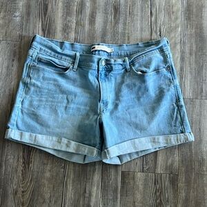Levi’s mid rise roll hem shorts size 33